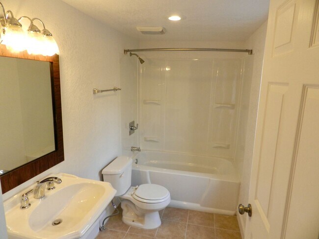 Building Photo - *** South Side Flats * 3 Bedroom House * Fully Renovated * With Fenced In Yard * Walk to E. Carso...