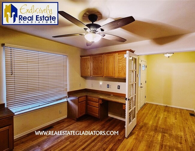 Building Photo - Beautiful, Pet Friendly Light-Filled Rambl...