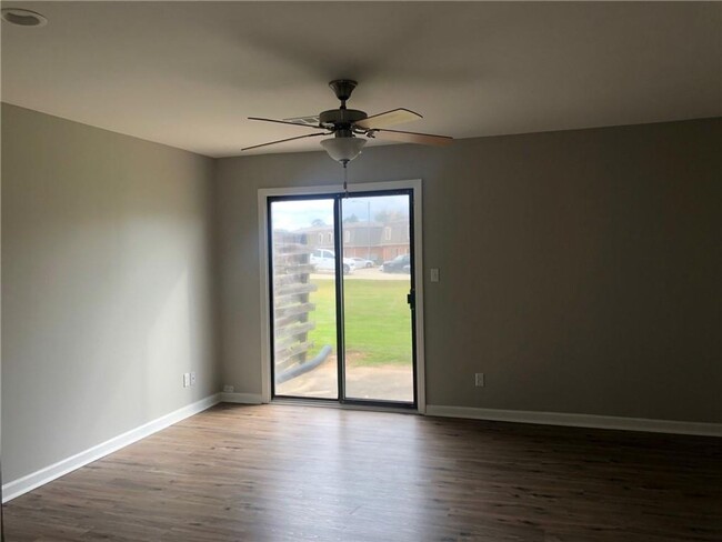Building Photo - Great Oakwood location - 2 bedroom