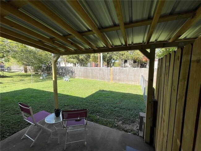 Building Photo - 1527 Hillside Dr
