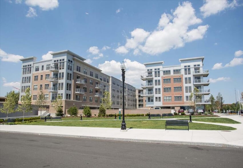 Building Photo - 40 E Pier Dr