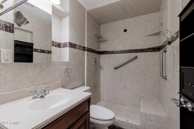 Building Photo - 40 E Balboa Dr