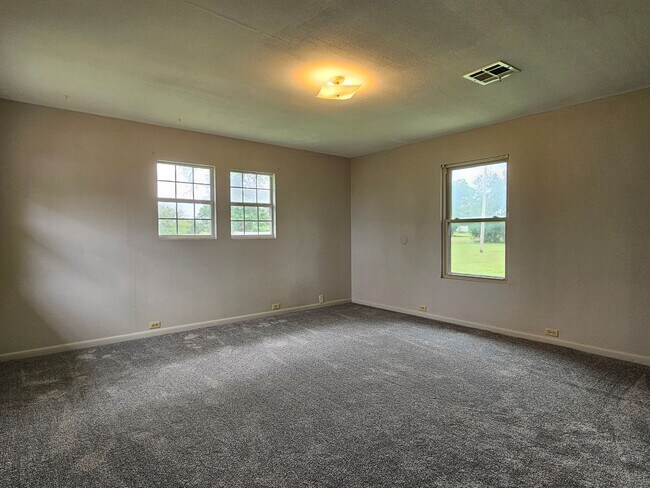 Building Photo - Welcome to this charming 3 bedroom, 1.5 ba...