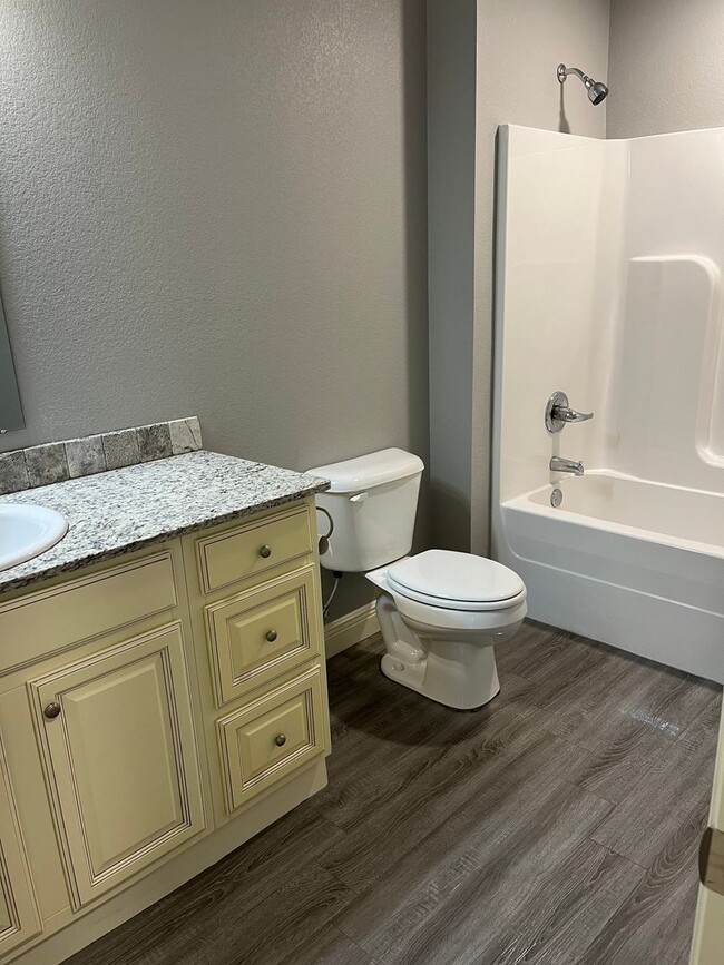 Building Photo - 3 bedroom Duplex