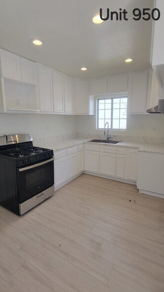 Building Photo - 950 N Kingsley Dr