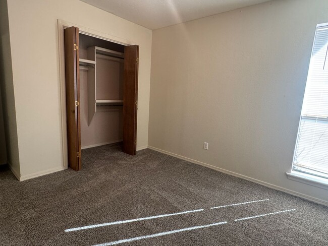 Building Photo - 3912 SW Parkridge Blvd