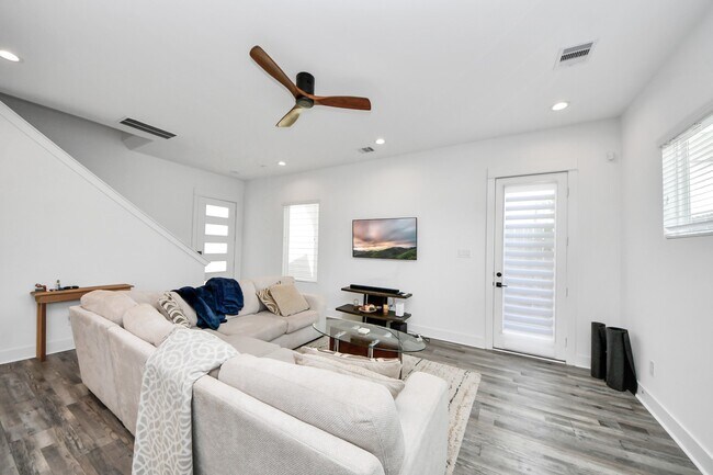 Building Photo - 1066 Mansfield St