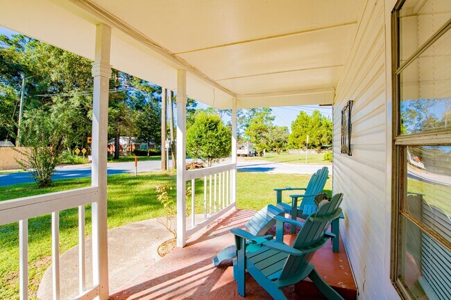 Building Photo - Bright & Comfortable 3 Bed/2.5 Bath Pensac...