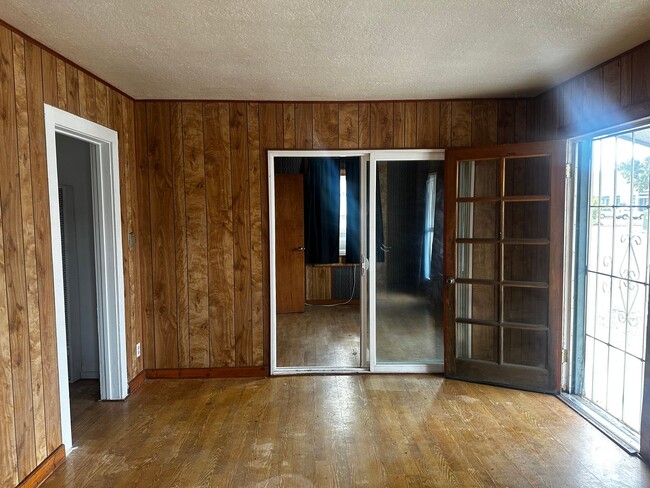 Building Photo - Cozy Charming home