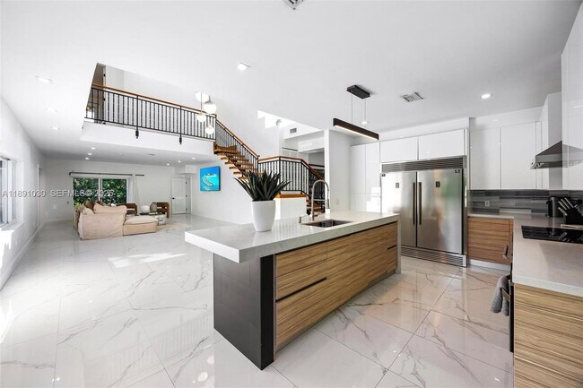 Building Photo - 1651 SW 13th Ave