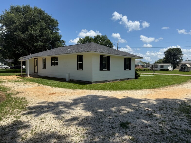 Building Photo - 145 Hume Ave