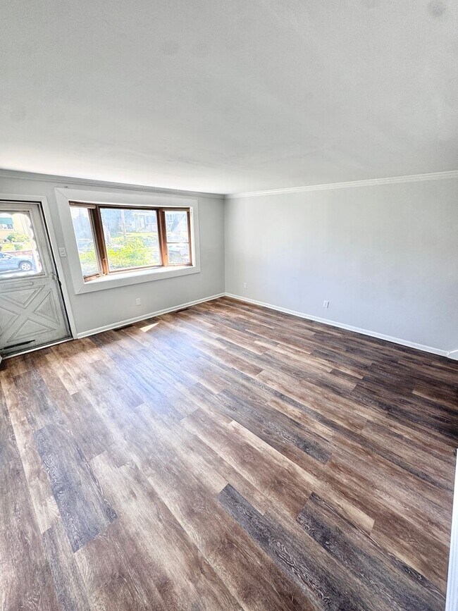 Building Photo - SUPER CLEAN THREE BEDROOM TOWNHOME