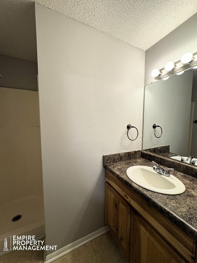 Building Photo - Move-In Special!!