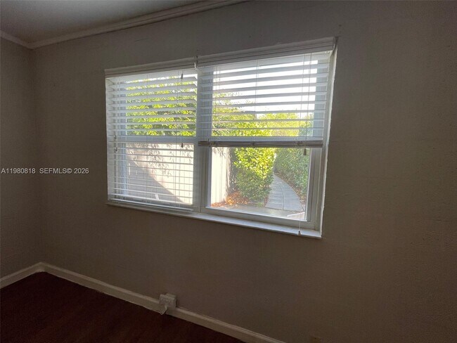 Building Photo - 305 NE 15th Ave