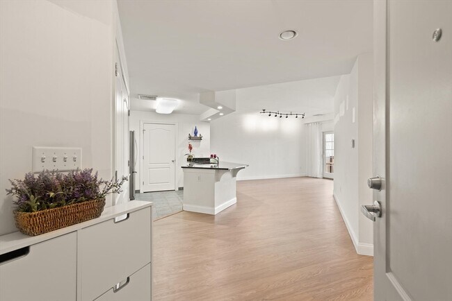 Building Photo - Commerce