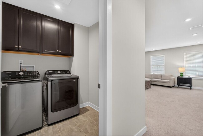 Building Photo - 9733 Goldenrod Ct