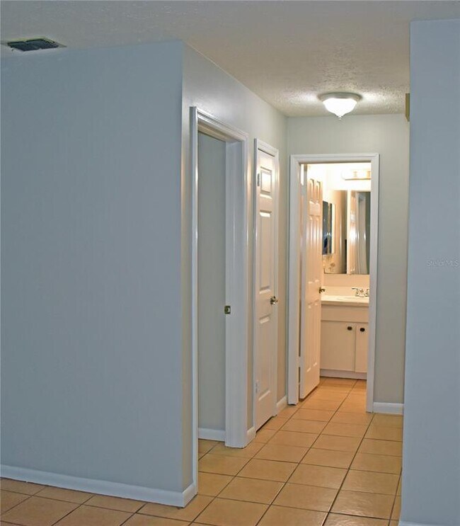 Building Photo - 9509 Fieldview Cir