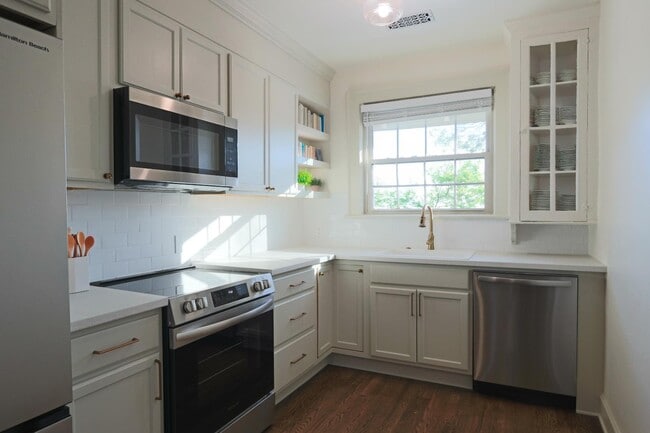 Building Photo - 2015 Court Ave