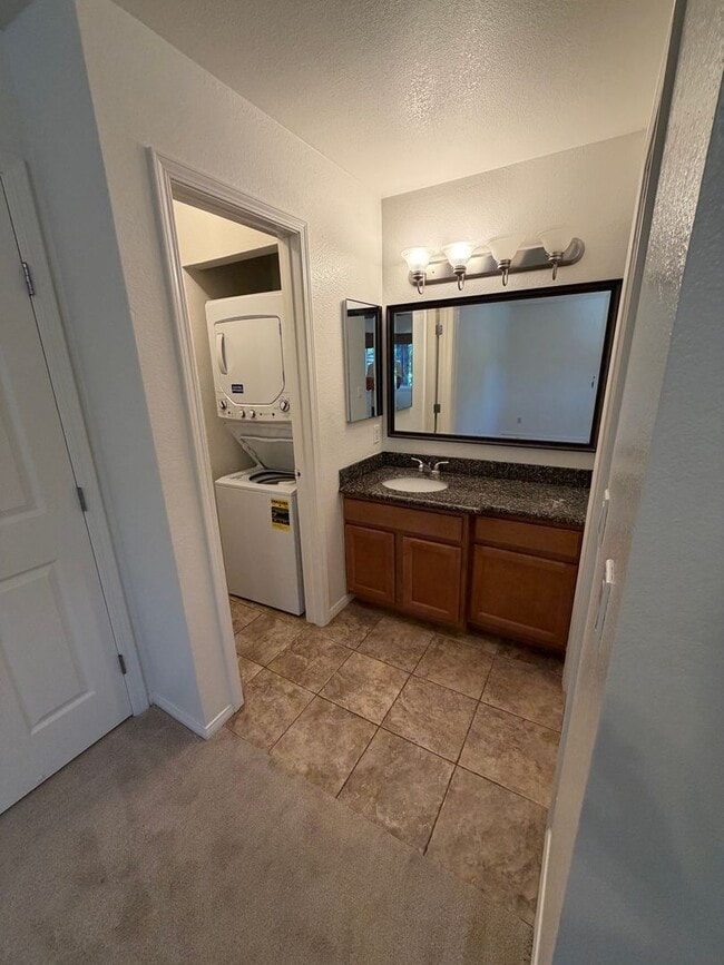 Building Photo - 2 Bedroom / 1 Bathroom |