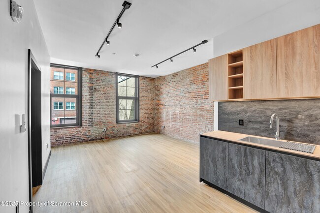 Building Photo - 117.5 Penn Ave