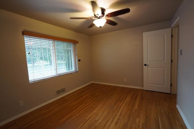 Building Photo - 2806 San Pedro Dr NE