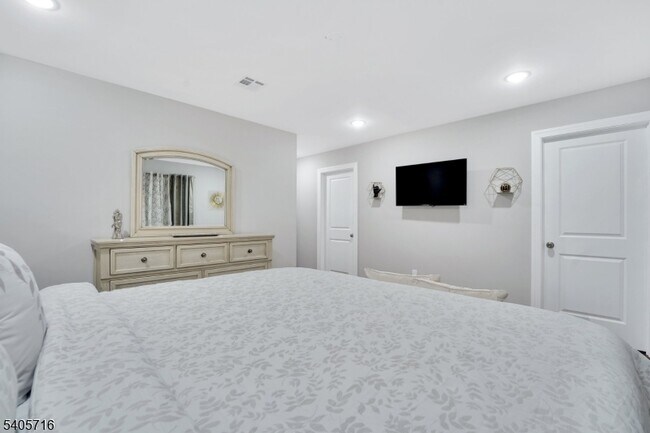 Building Photo - 225 S 9th St