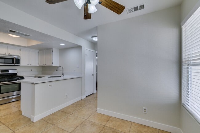 Building Photo - Charming 3 bedroom, 2.5 bathroom home near Summerlin