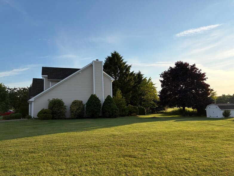 Building Photo - 3625 N Roger Dr
