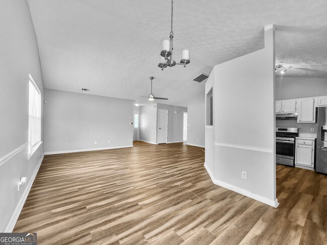 Building Photo - 5855 Creekside Dr