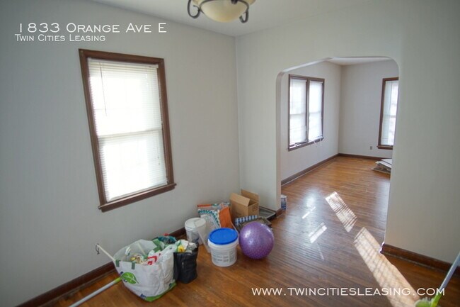 Building Photo - Freshly updated 2 bedroom 1 bath