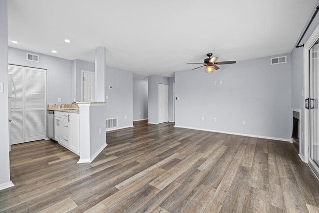 Building Photo - Updated & Stylish Condo in the Heart of Virginia Beach