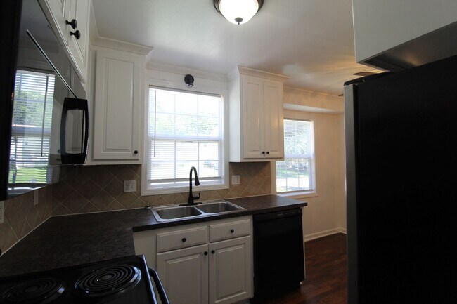 Building Photo - 2 Bedroom 1 Bath Home in Roeland Park