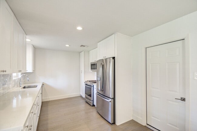 Building Photo - Beautiful 3 Bedroom 2 Bath Home in Meyerla...