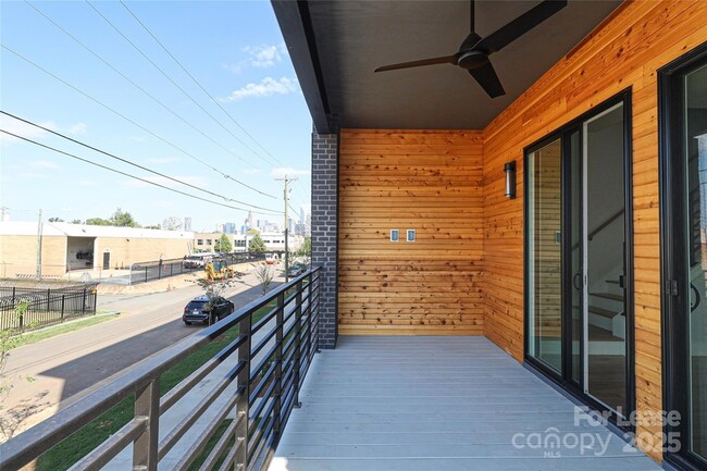 Building Photo - 2027 Isom St