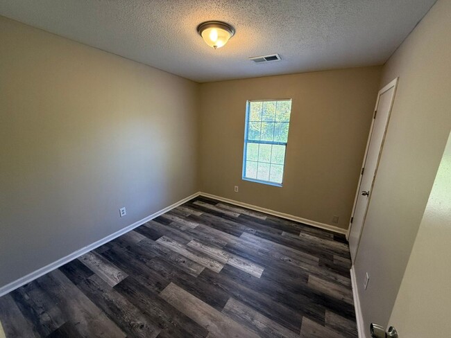 Building Photo - December Move-in Special! 1/2 off first mo...