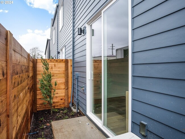 Building Photo - Inviting Home with Open Living & Stainless Steel Kitchen