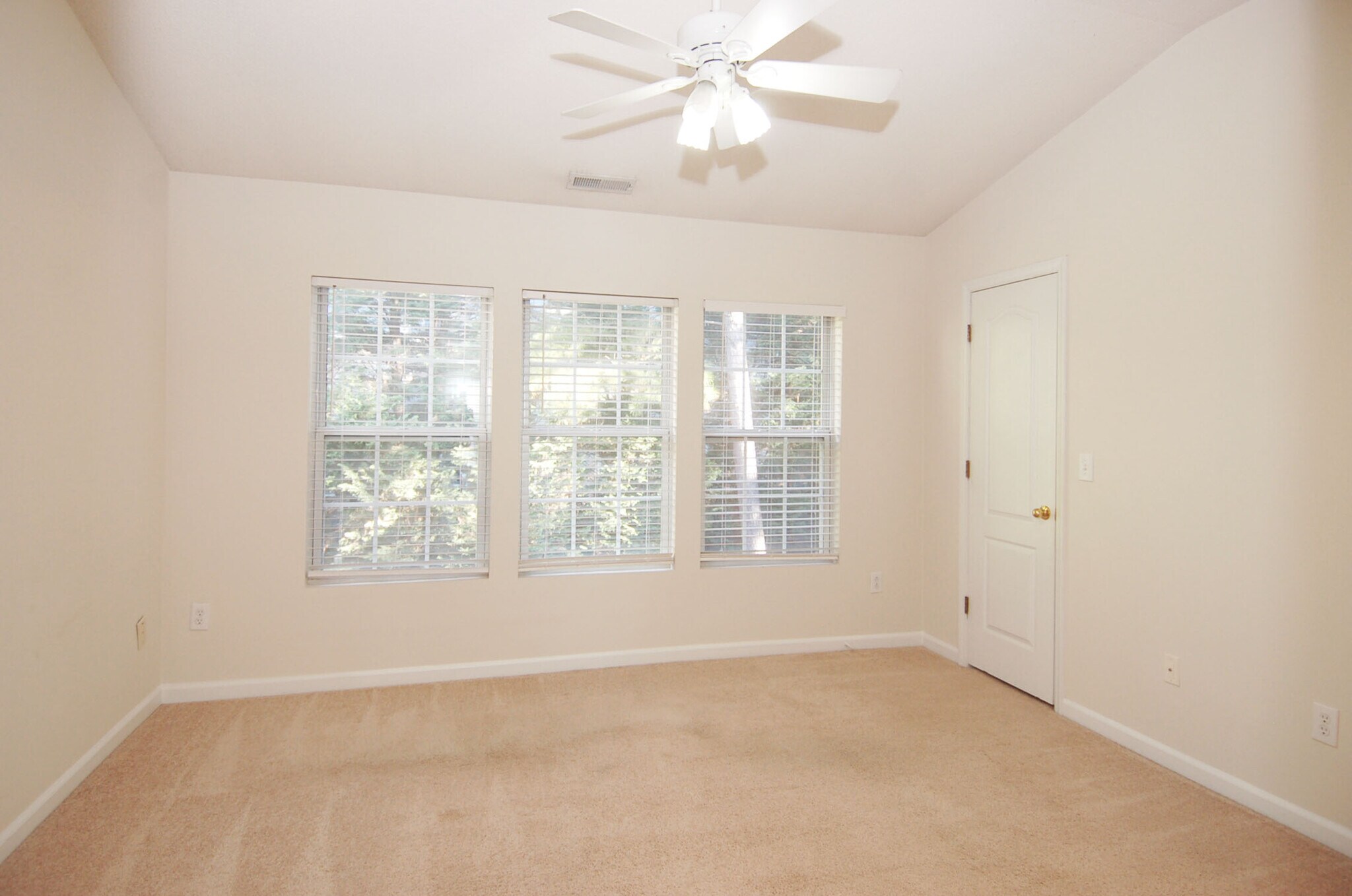 Building Photo - 221 Orchard Park Dr