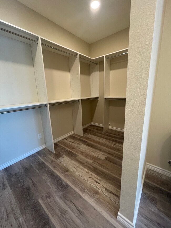 Building Photo - NEW ON MARKET