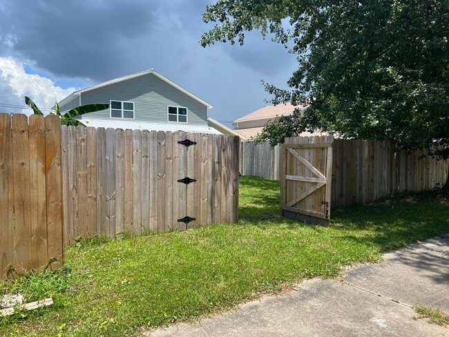 Building Photo - Beautifully Renovated 3B/2Bth Townhome