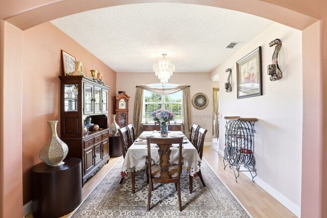 Building Photo - 824 Lake Biscayne Way