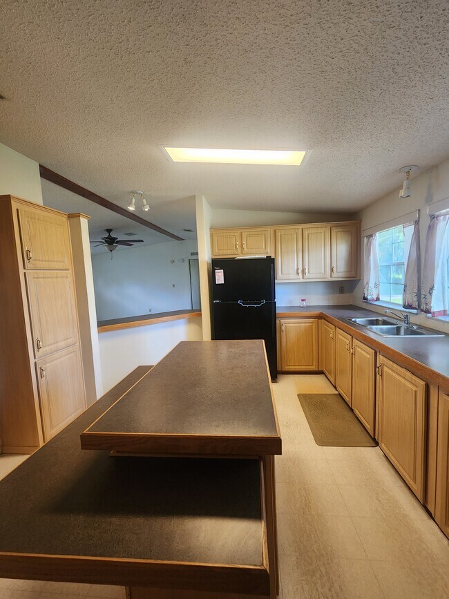 Building Photo - 5924 Vanco Dr