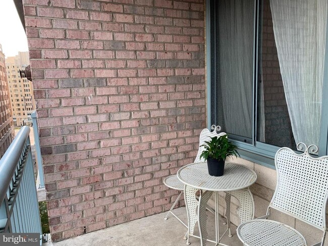 Building Photo - 851 N Glebe Rd