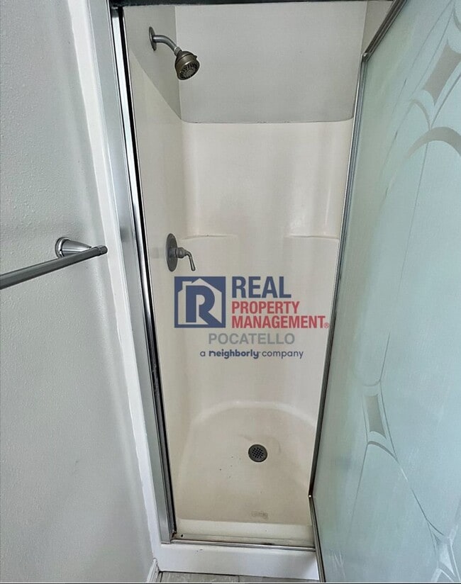 Building Photo - Beautiful 6 Bedroom 3 Bath house - 2 Car Garage - 6 month lease