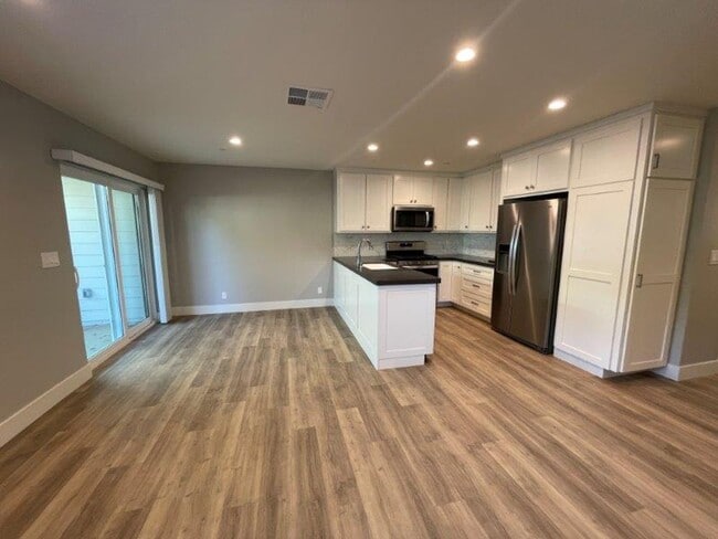 Building Photo - Tahoe Park 2 Bedroom Near UC Davis Med Center