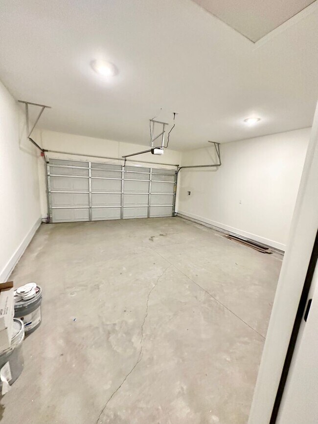 Building Photo - Townhouse with amenity packed neighborhood...