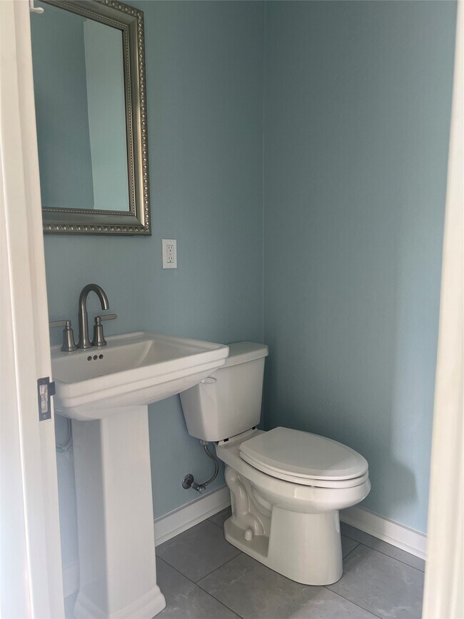 Building Photo - 803 Austin St