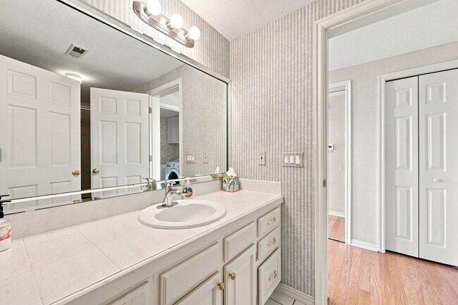 Building Photo - 680 Ridgeside Dr