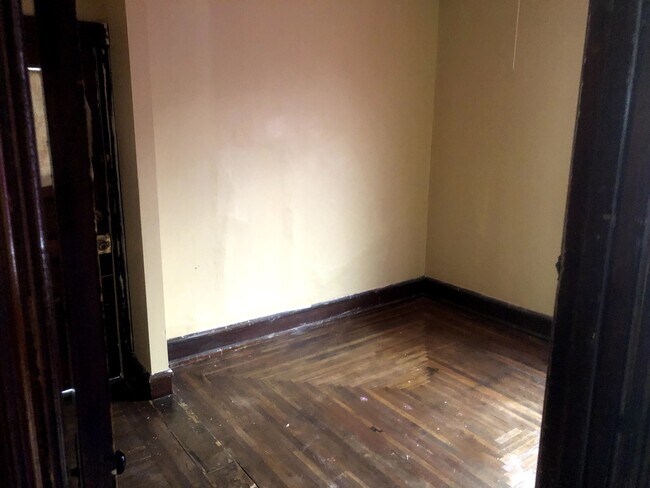 Building Photo - 16 Benton St