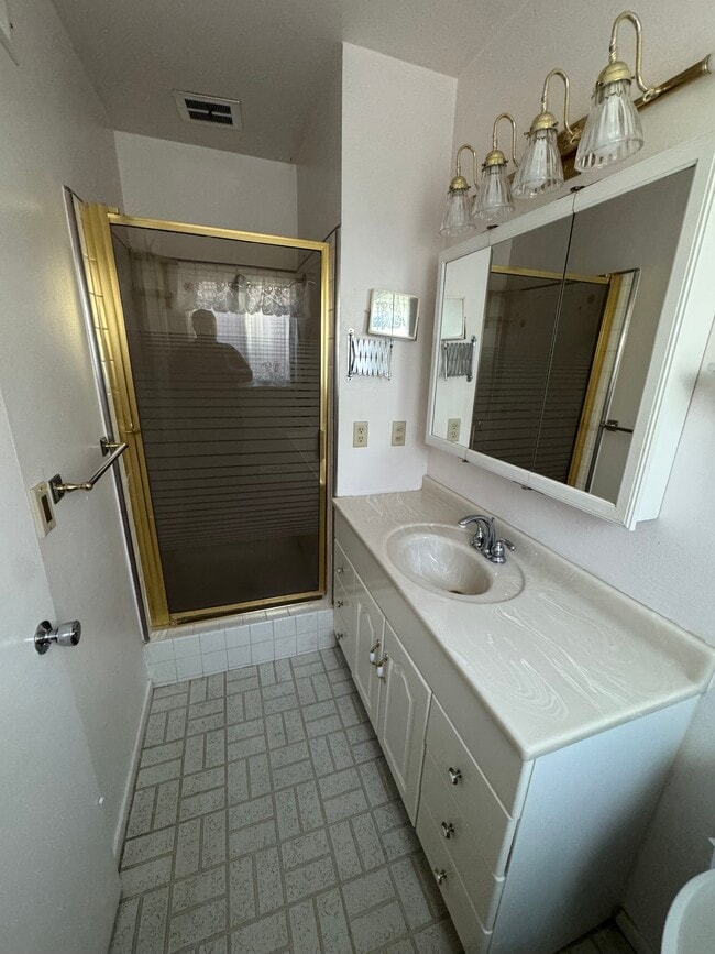 Building Photo - 15856 Lawnhill Dr