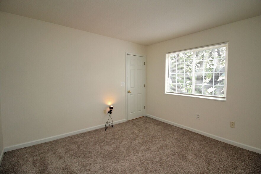 Building Photo - 13047 NE Prescott Dr